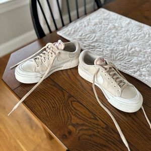 Women’s court legacy fit platform sneaker size 6.5M